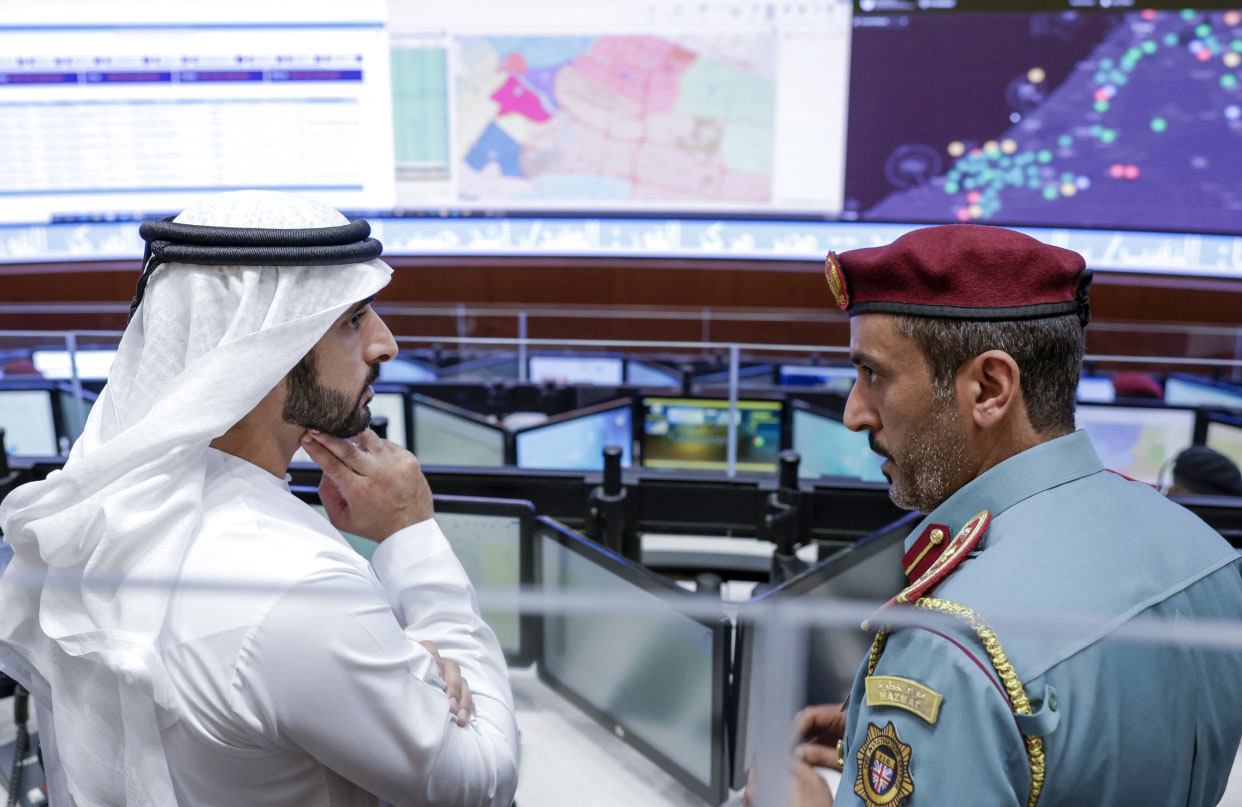 "حمدان بن محمد يستمع إلى شرح عن خطط وآليات الإدارة"