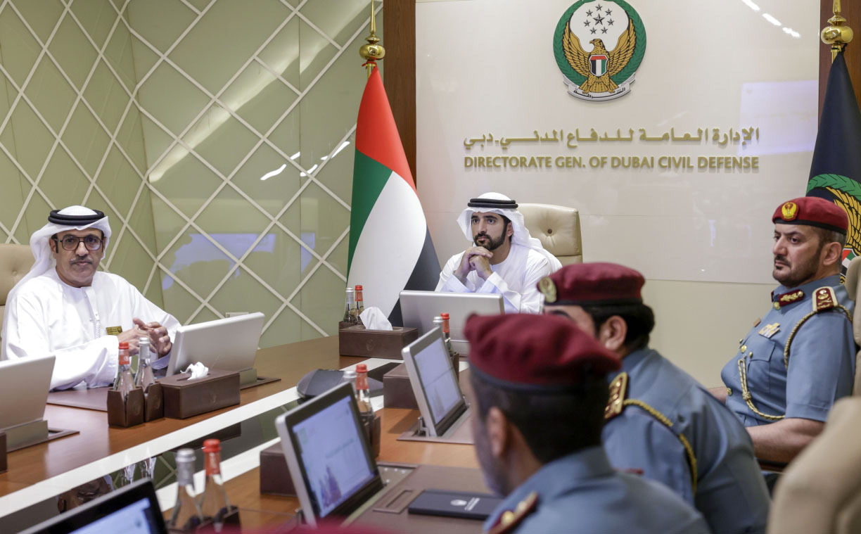 "حمدان بن محمد خلال اطلاعه على نتائج الأداء للإدارة بحضور راشد المطروشي وكبار الضباط"