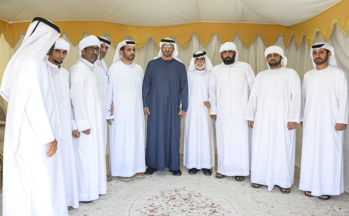 "سموه خلال العزاء بحضور سعيد الكتبي وراشد الكتبي وجمع من الشخصيات"