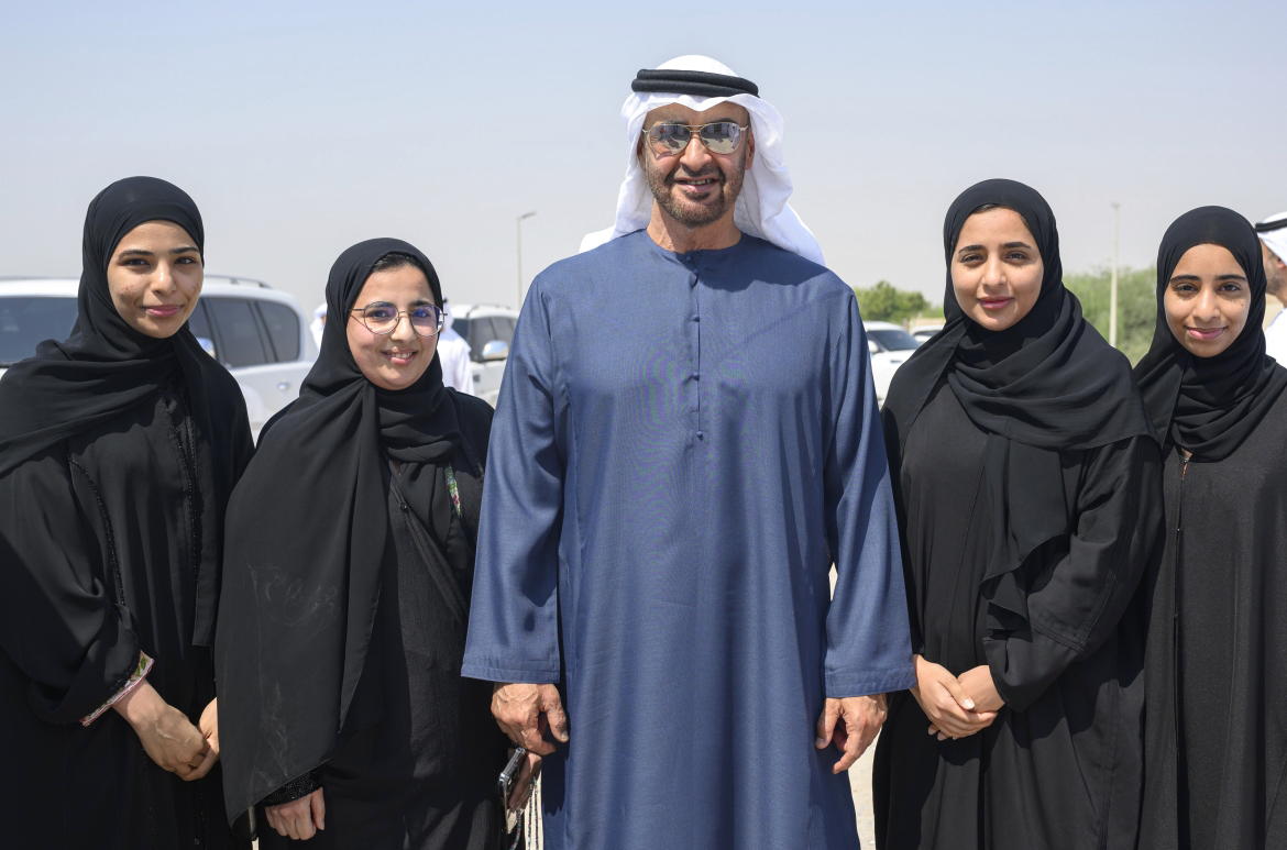 "محمد بن زايد مع عدد من أفراد أسرة عبيد الكتبي"