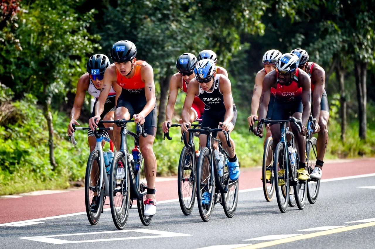 "سعود الزعابي خلال منافسات الترايثلون | تصوير : إبراهيم صادق"