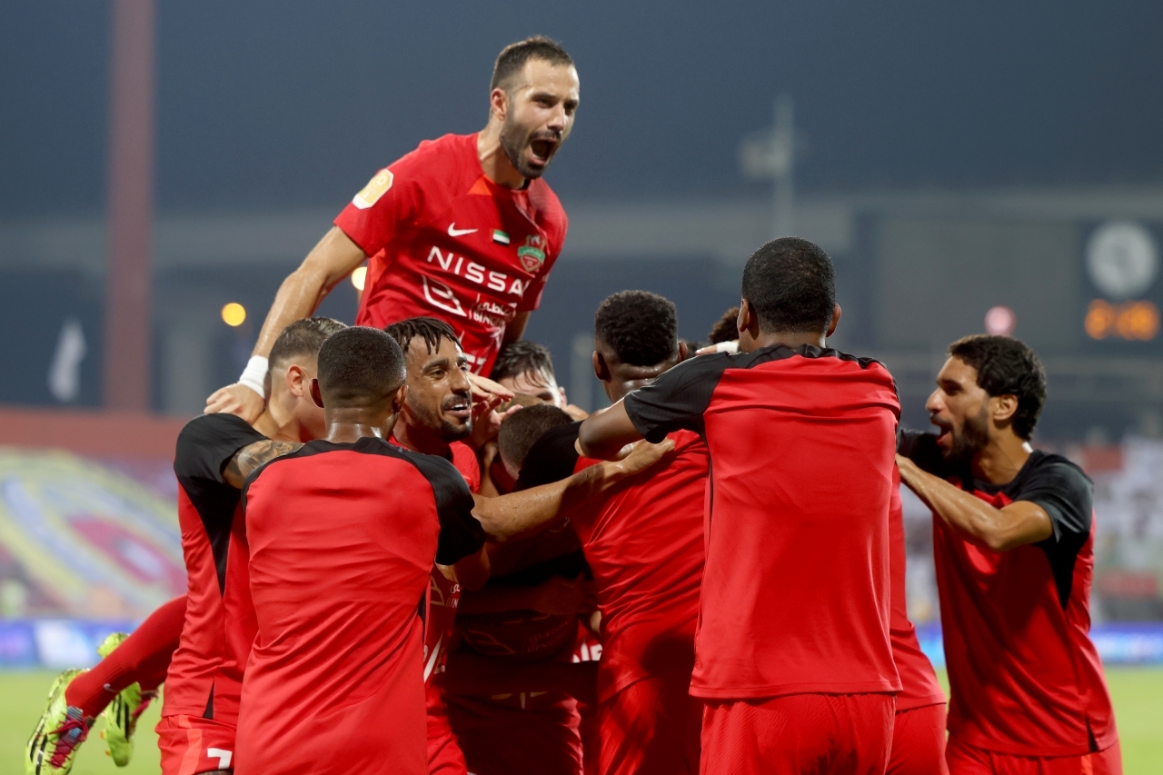 "لاعبو شباب الأهلي يحتفلون بالفوز الكبير على الوحدة | تصوير: سالم خميس"