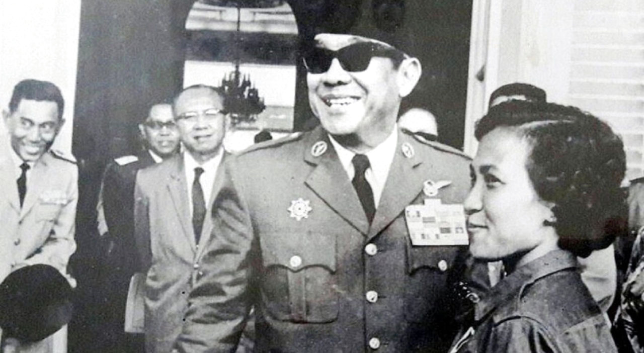 "1965 نفذ جنرالات في الجيش الإندونيسي محاولة انقلاب فاشلة ضد الرئيس أحمد سوكارنو."