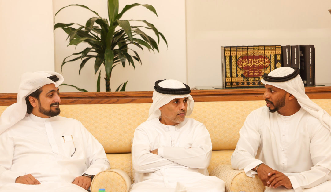 "مسعود بن ليلى وسحيم الأحبابي يعزيان منصور الحبتور"