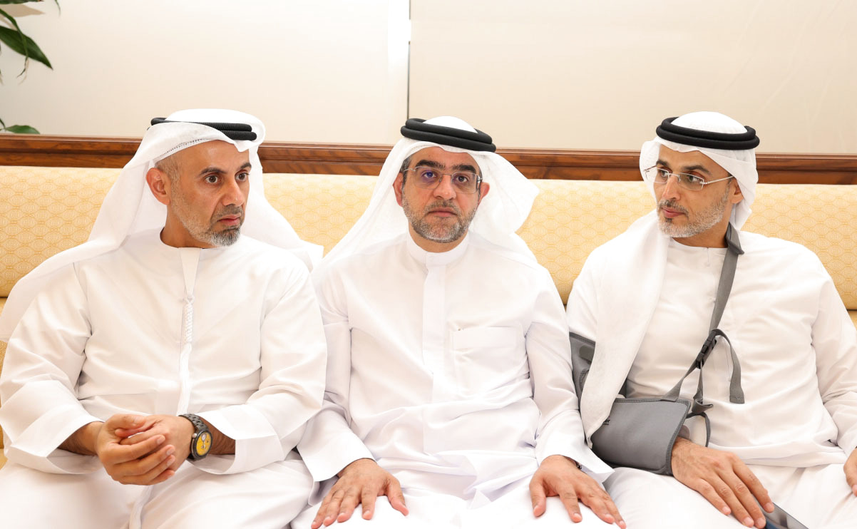 "عيسى الشامسي وراشد التميمي وعبدالله بن بيات خلال العزاء"