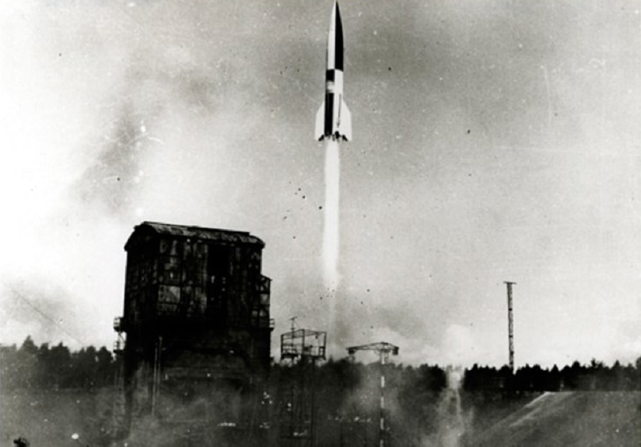 "1942 ظهور أول صاروخ باليستي ألماني، حينما أطلقته على إنجلترا في أثناء الحرب العالمية الثانية."