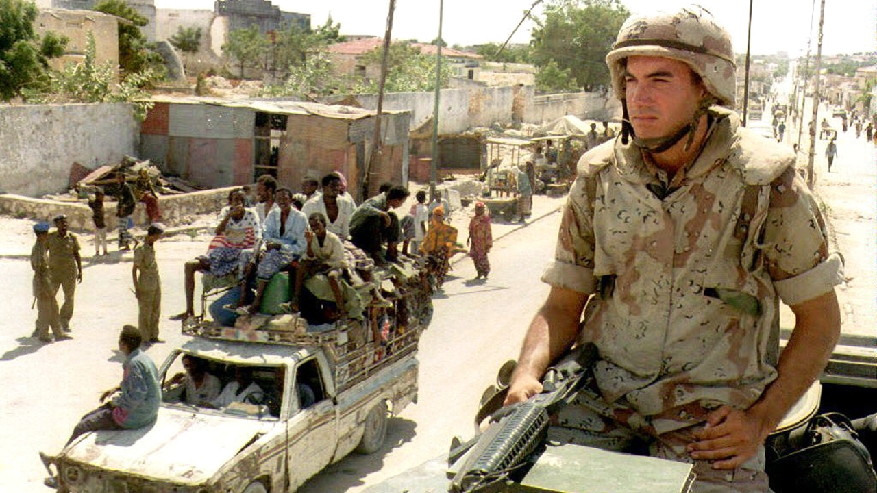 "1993 مقتل 12 جندياً أمريكياً في الصومال في معركة ضد أنصار الجنرال محمد فرح عيديد."