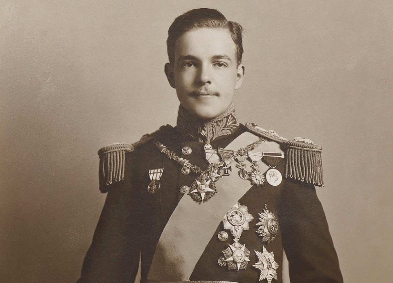 "1910 ملك البرتغال مانويل الثاني يفر إلى إنجلترا عند اندلاع ثورة في لشبونة."