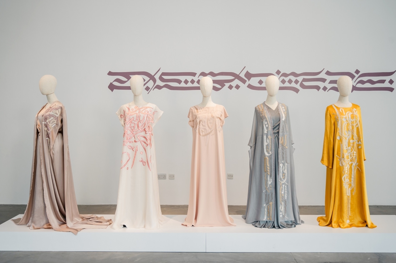 "من أعمال معرض «تحلى بالخط» الذي يقام في مكتبة الصفا ضمن فعاليات «البينالي»  |   من المصدر"