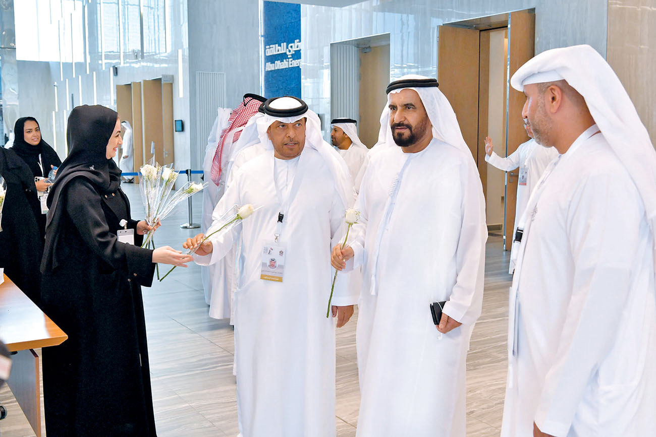 "استقبال الناخبين بالورود في أبوظبي"