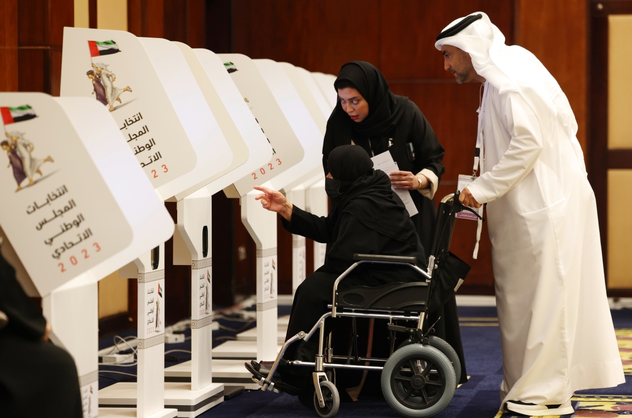 "كبار المواطنين يشاركون في الإدلاء بأصواتهم"