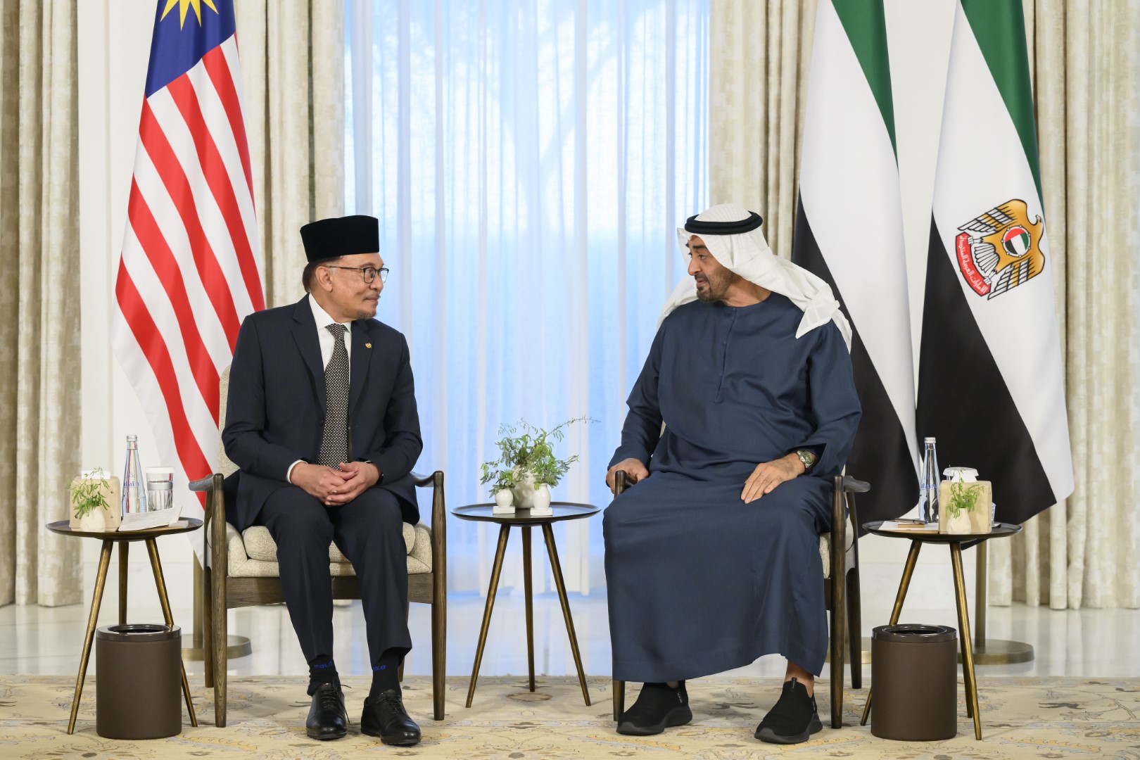 "وام"