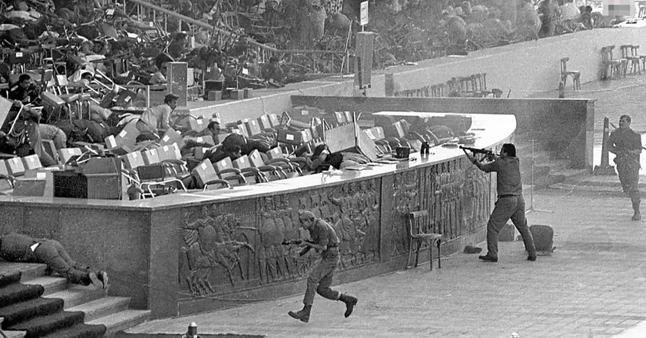 "1981 اغتيال الرئيس المصري الأسبق محمد أنور السادات خلال عرض عسكري بمناسبة ذكرى حرب أكتوبر."