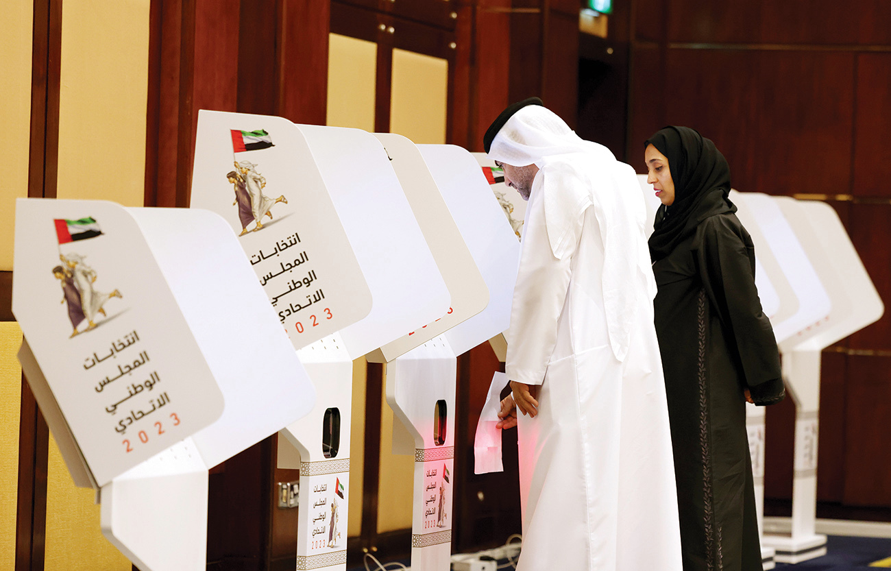 "خلال عملية التصويت في دبي | تصوير: سالم خميس وزافير ويلسون وزيشان أحمد وعيسى البلوشي ويماني العفاري"