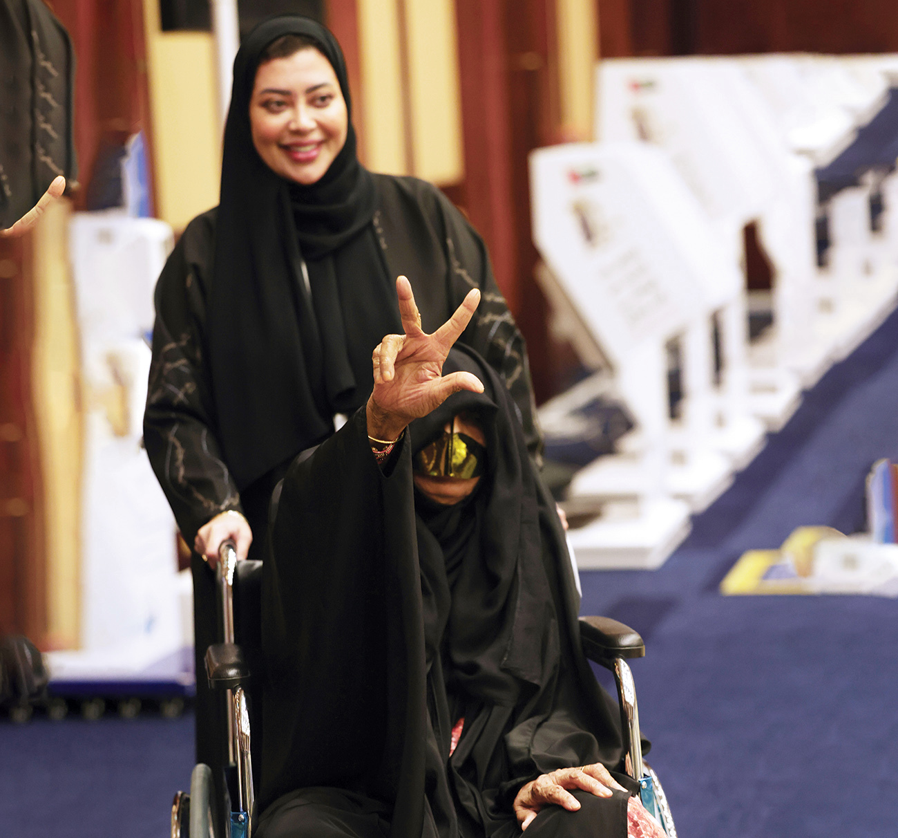 "سيدة تعبّر عن سعادتها عقب التصويت"