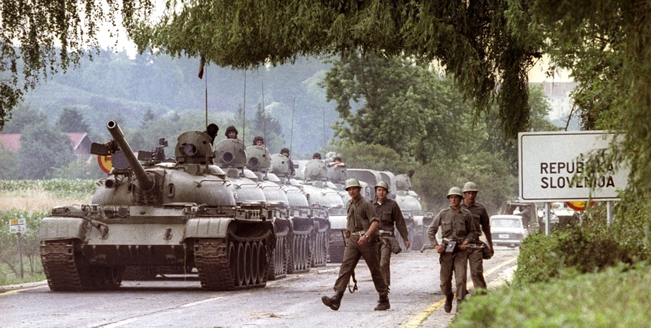 "1991 كرواتيا وسلوفينيا تعلنان استقلالهما عن يوغسلافيا، ما أدى لاشتعال الحرب اليوغوسلافية."