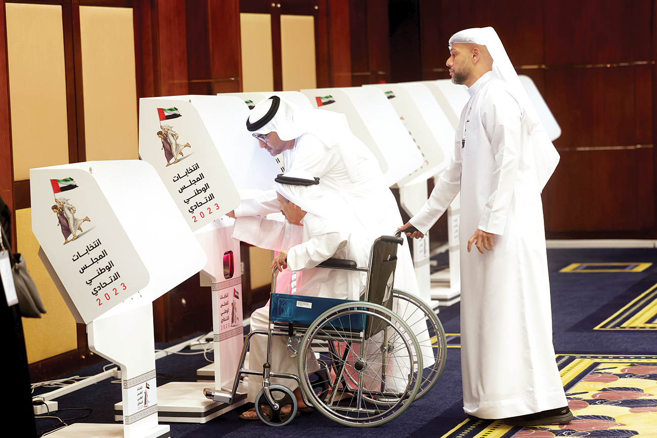 "أحد كبار المواطنين خلال عملية التصويت في قاعة الملتقى بمركز دبي التجاري"