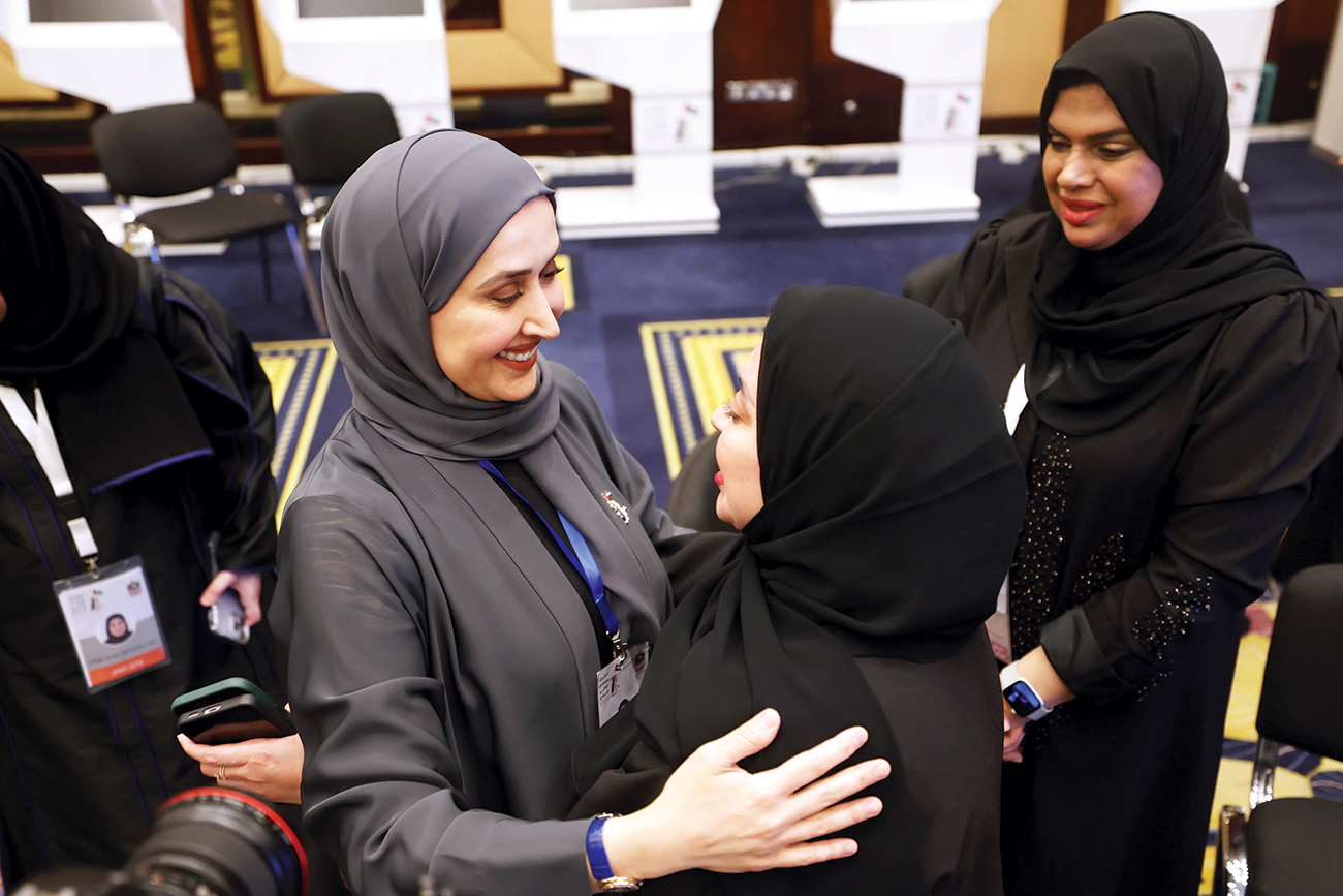 "مريم بن ثنية تتلقى التهنئة بالفوز"