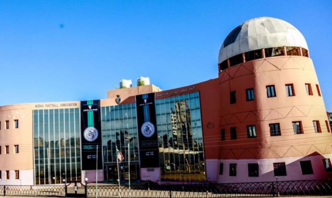 اللاعبون يعيشون وضعاً مأساوياً والمستقبل مظلم مع توقف تام للرواتب الشهرية ..نجوم الكرة السودانية على حافة الهاوية