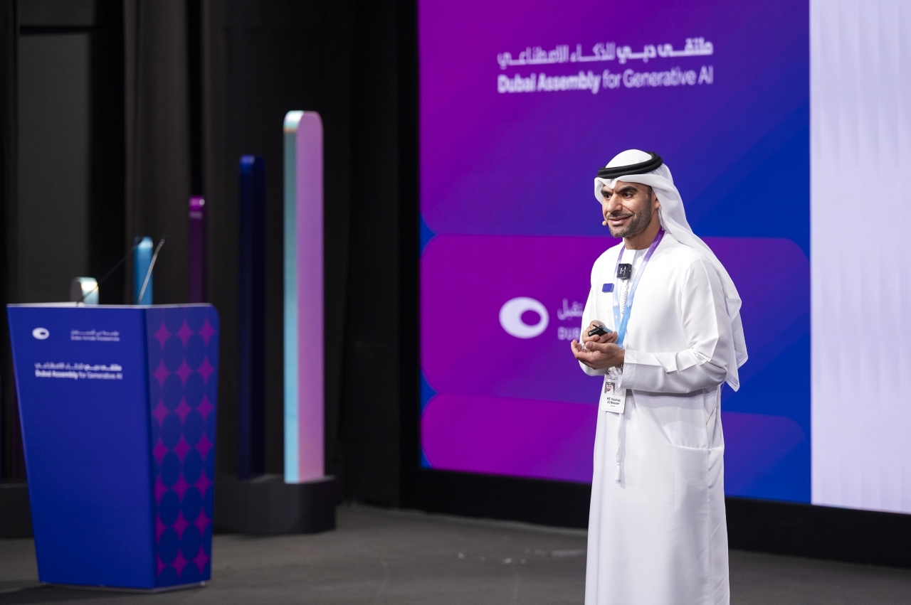 "يونس آل ناصر يتحدث خلال الجلسة"