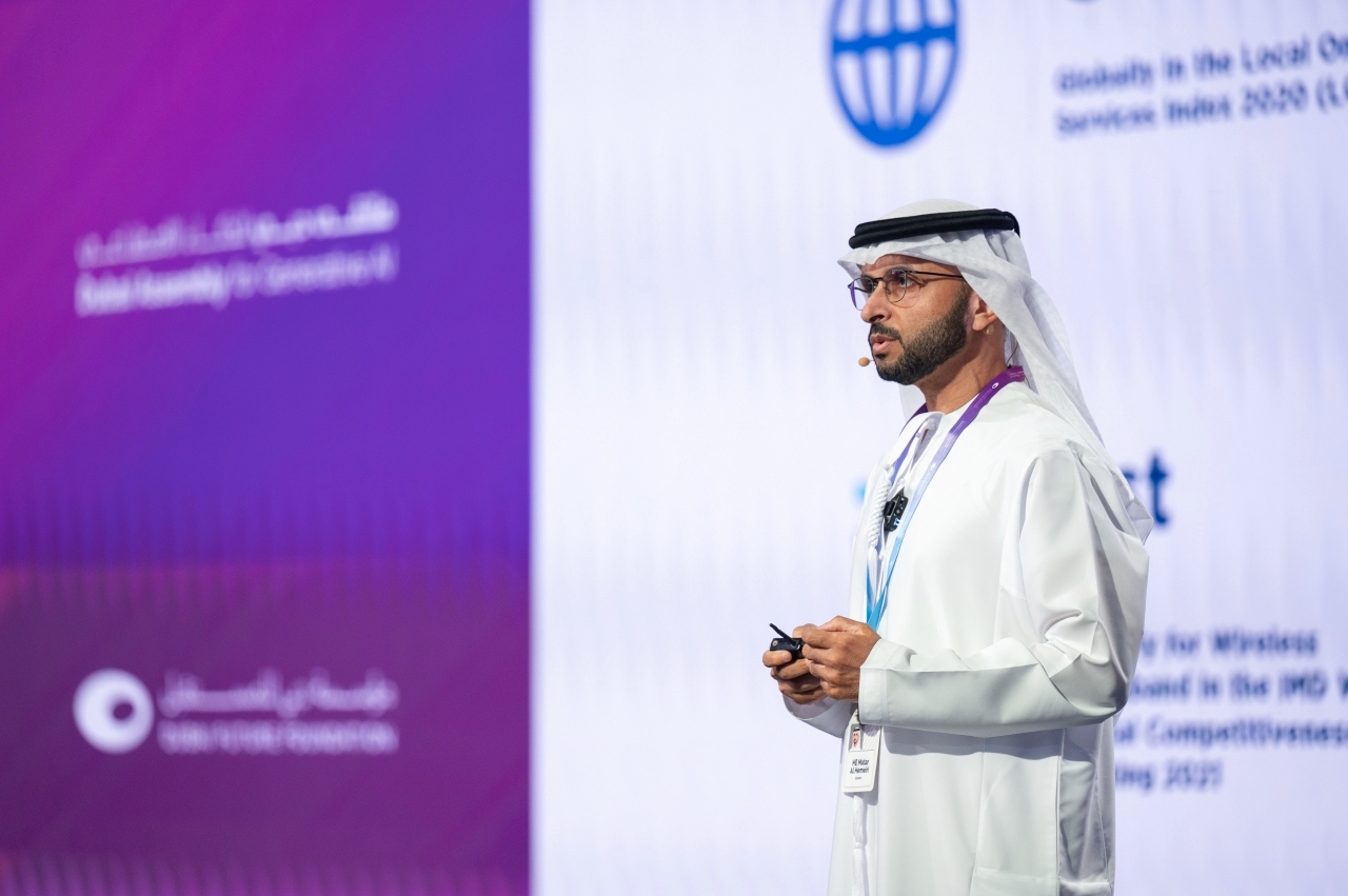 "مطر الحميري يلقي كلمته في الملتقى"