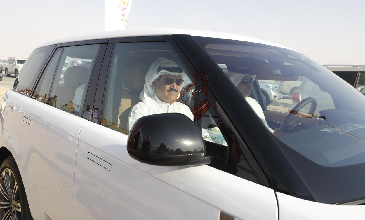 سلطان بن حمدان يشهد انطلاقة الحدث.. «اختبار» تحلق بكأس الحقايق الأبكار بمهرجان الظفرة للهجن