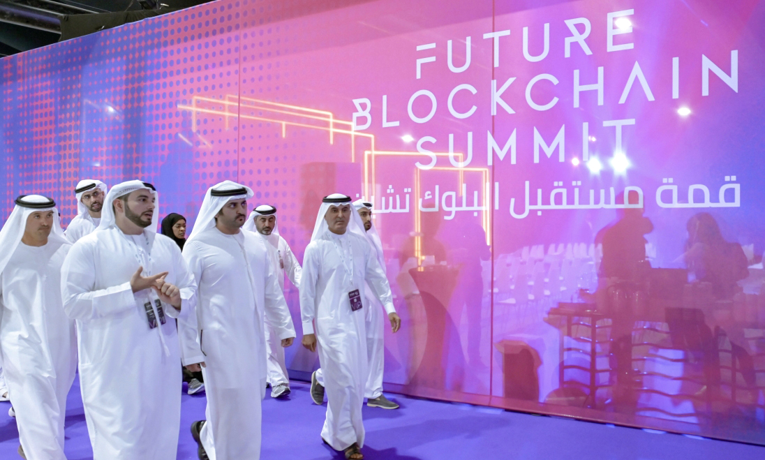 "مكتوم بن محمد خلال جولة في المعرض يرافقه عمر العلماء وهلال المري وعبد العزيز الغرير وسعيد القرقاوي| تصوير : سيف محمد"