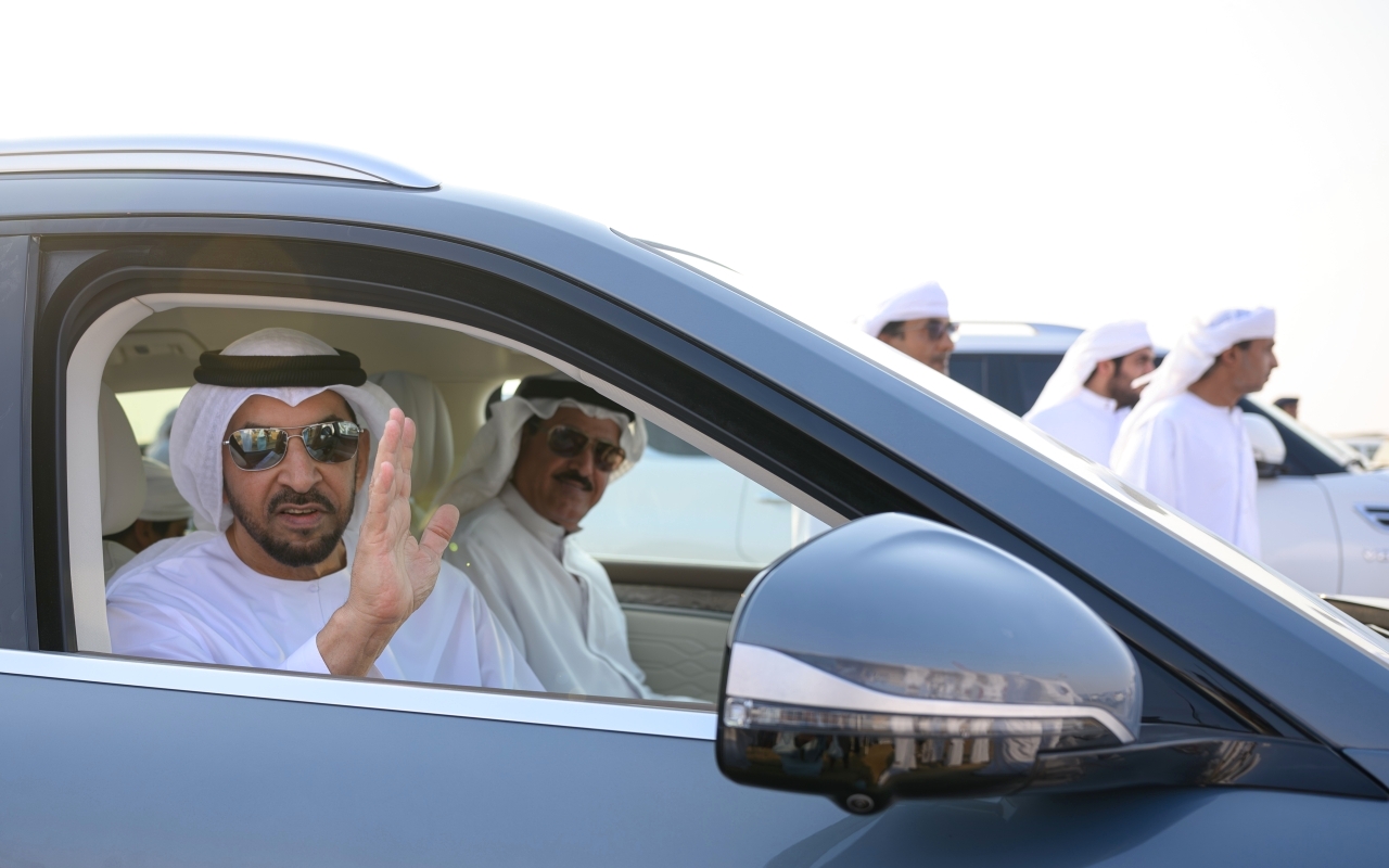 "حمدان بن زايد خلال متابعته السباقات بحضور سلطان بن حمدان | وام"