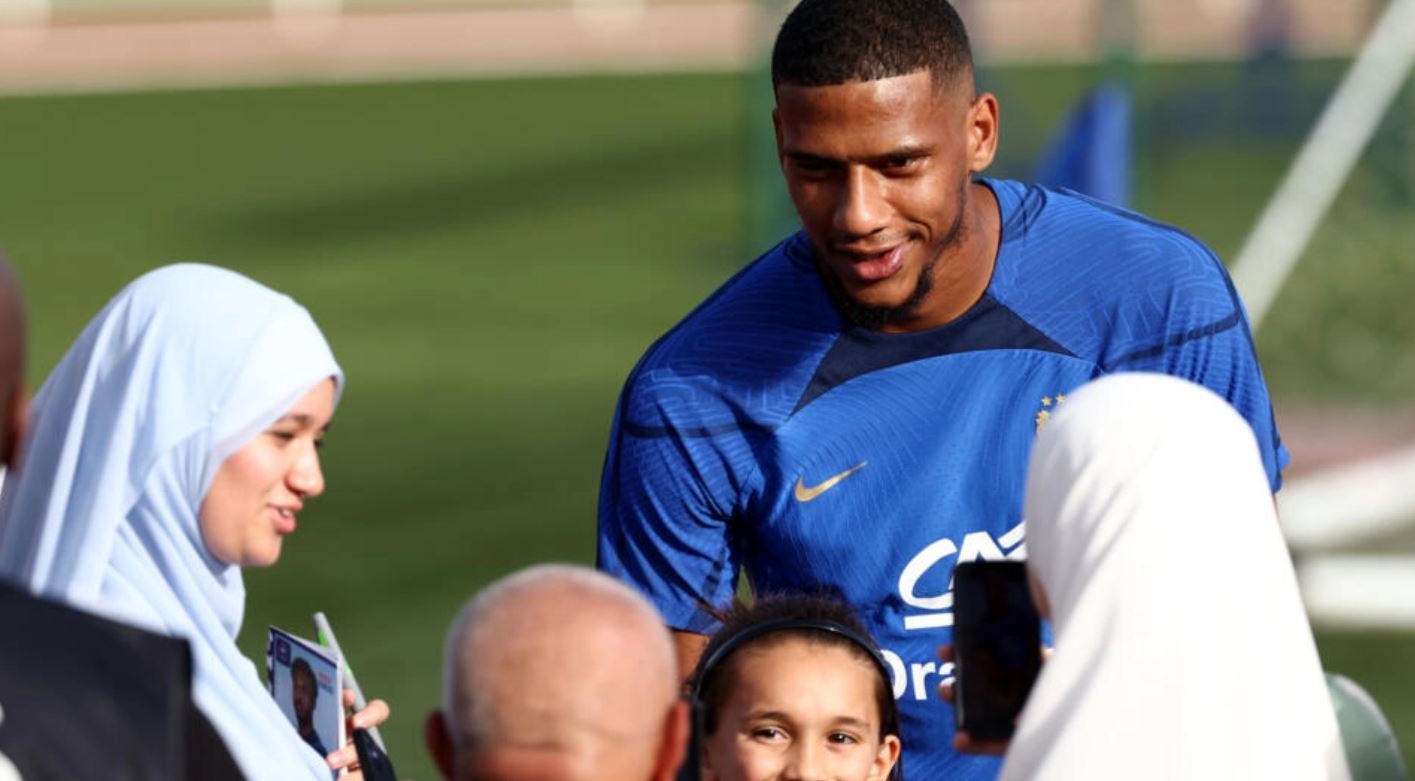 مدافع المنتخب الوطني جان-كلير توديبو يعتذر بعد مطالبته من قبل الاتحاد الفرنسي بتفسير سبب ضحكه خلال دقيقة صمت