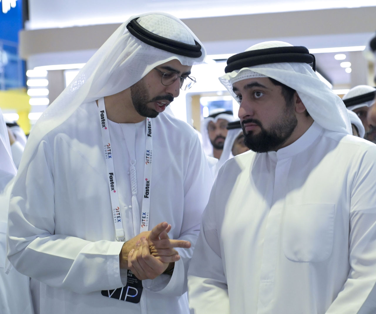 "أحمد بن محمد يستمع لشرح من عمر العلماء حول المعرض"