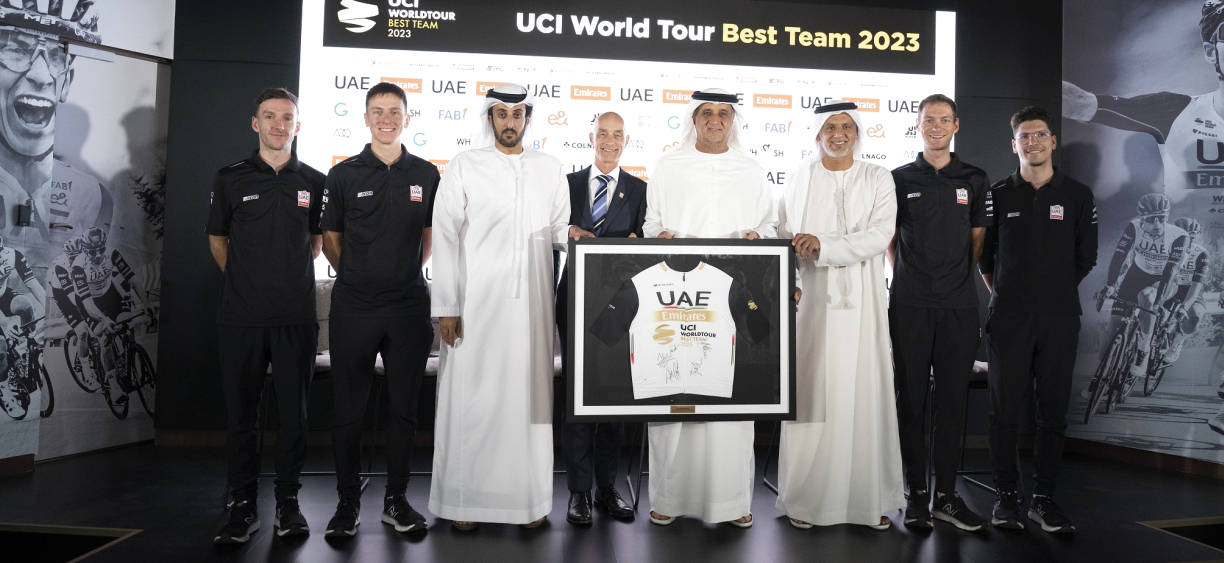 «الإمارات للدراجات» يحتفل بلقب أفضل فريق في العالم