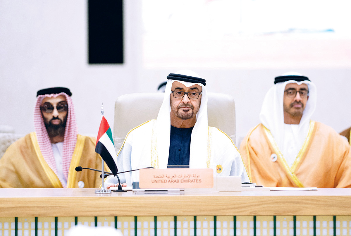 "محمد بن زايد خلال ترؤسه وفد الدولة المشارك في القمة بحضور طحنون وعبدالله بن زايد | تصوير: حمد الكعبي"