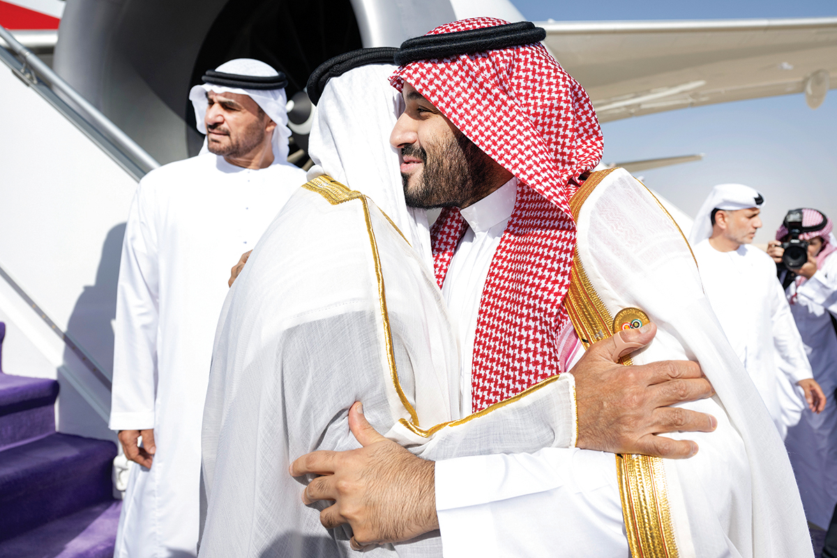 "محمد بن زايد مصافحا محمد بن سلمان"