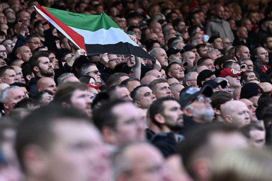 "أنقذوا أهل غزة".. جماهير ليفربول تدعم فلسطين في لقاء إيفرتون بالدوري الإنجليزي