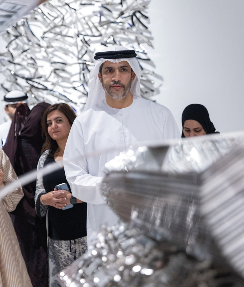 "مطر بن لاحج متأملاً أحد أعماله"