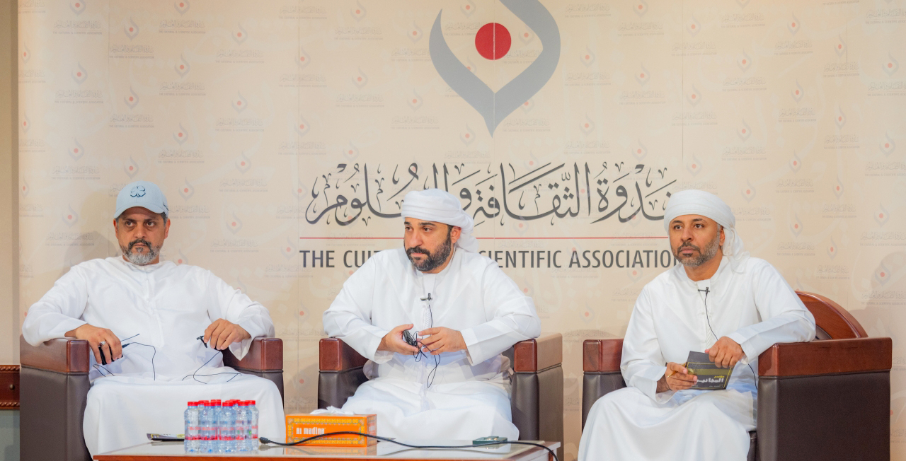 "عبدالله الشحي وعبد الله الحمادي ومحمد صالح خلال الندوة التطبيقية"