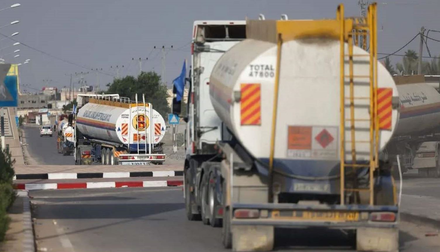 دخول ثالث قافلة من شاحنات المساعدات معبر رفح من مصر متجهة إلى قطاع غزة