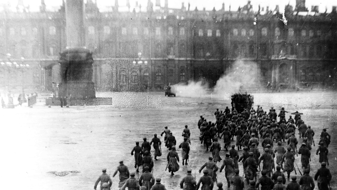 "1917 قيام ثورة أكتوبر في روسيا التي أدت إلى اعتلاء البلاشفة سدة الحكم."