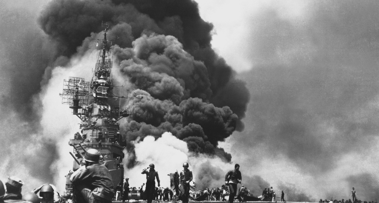 "1944 اليابان تبدأ هجمات الكاميكاز، وهي هجمات انتحارية بالطائرات على السفن الحربية الأمريكية."