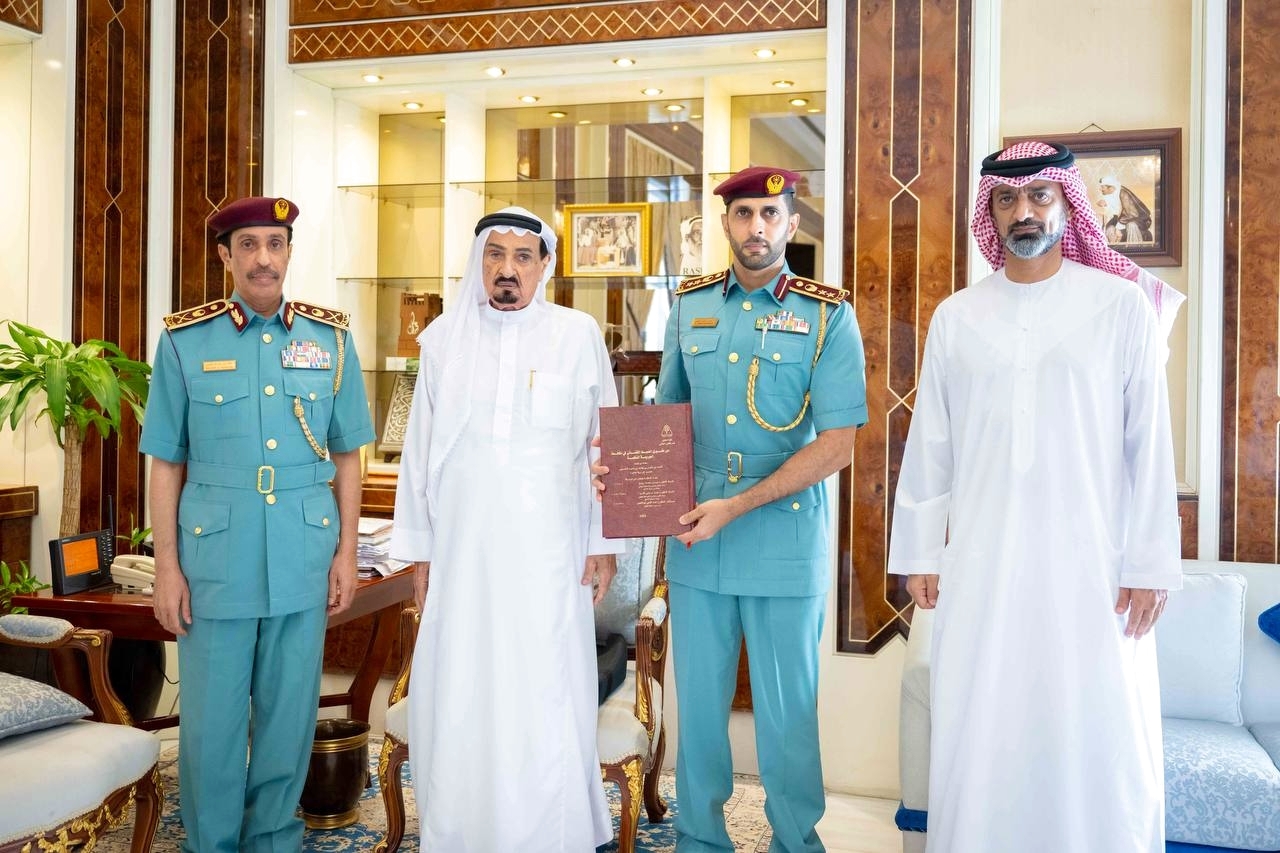 حميد النعيمي  يهنئ ضابطاً في شرطة عجمان لحصوله على دكتوراه