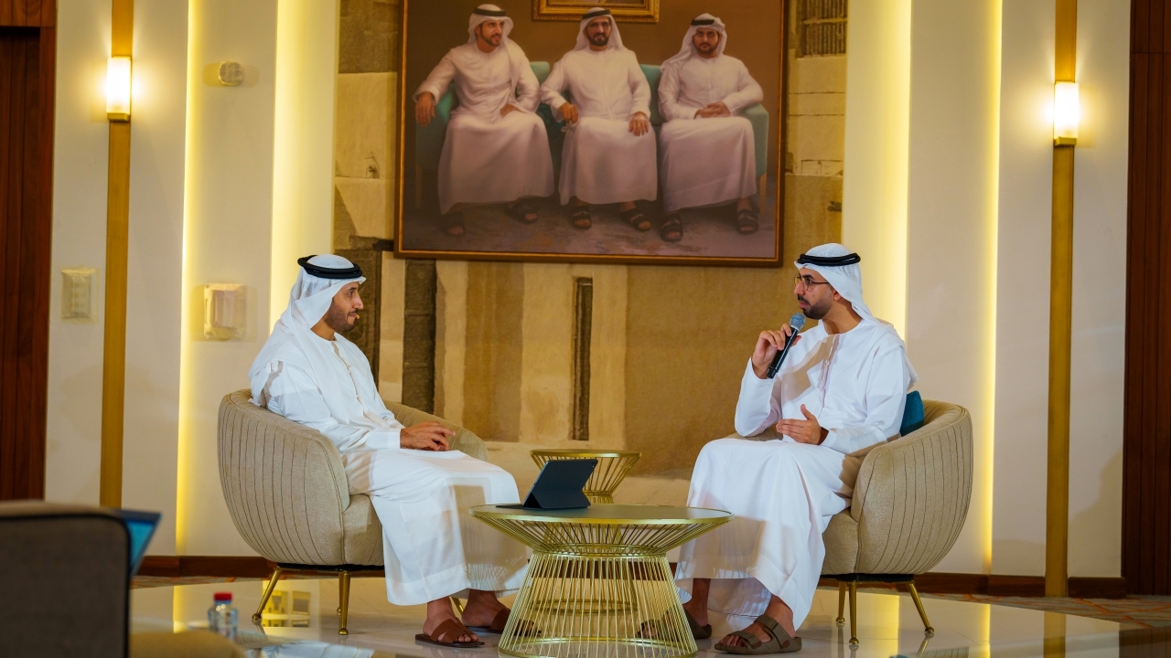 عمر العلماء: استراتيجية الذكاء الاصطناعي ترتقي بالأداء الحكومي