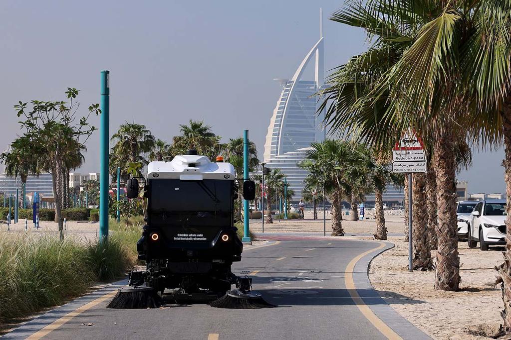 بلدية دبي تُشغّل مركبة كهربائية ذاتية القيادة لتنظيف مسار الدراجات الهوائية
