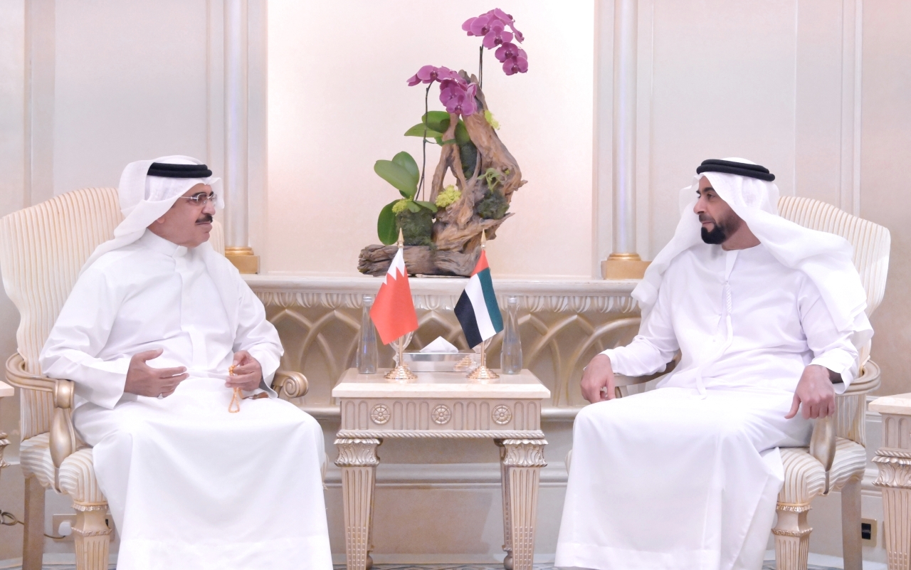 "سيف بن زايد لدى استقباله وزير الداخلية البحريني | وام"