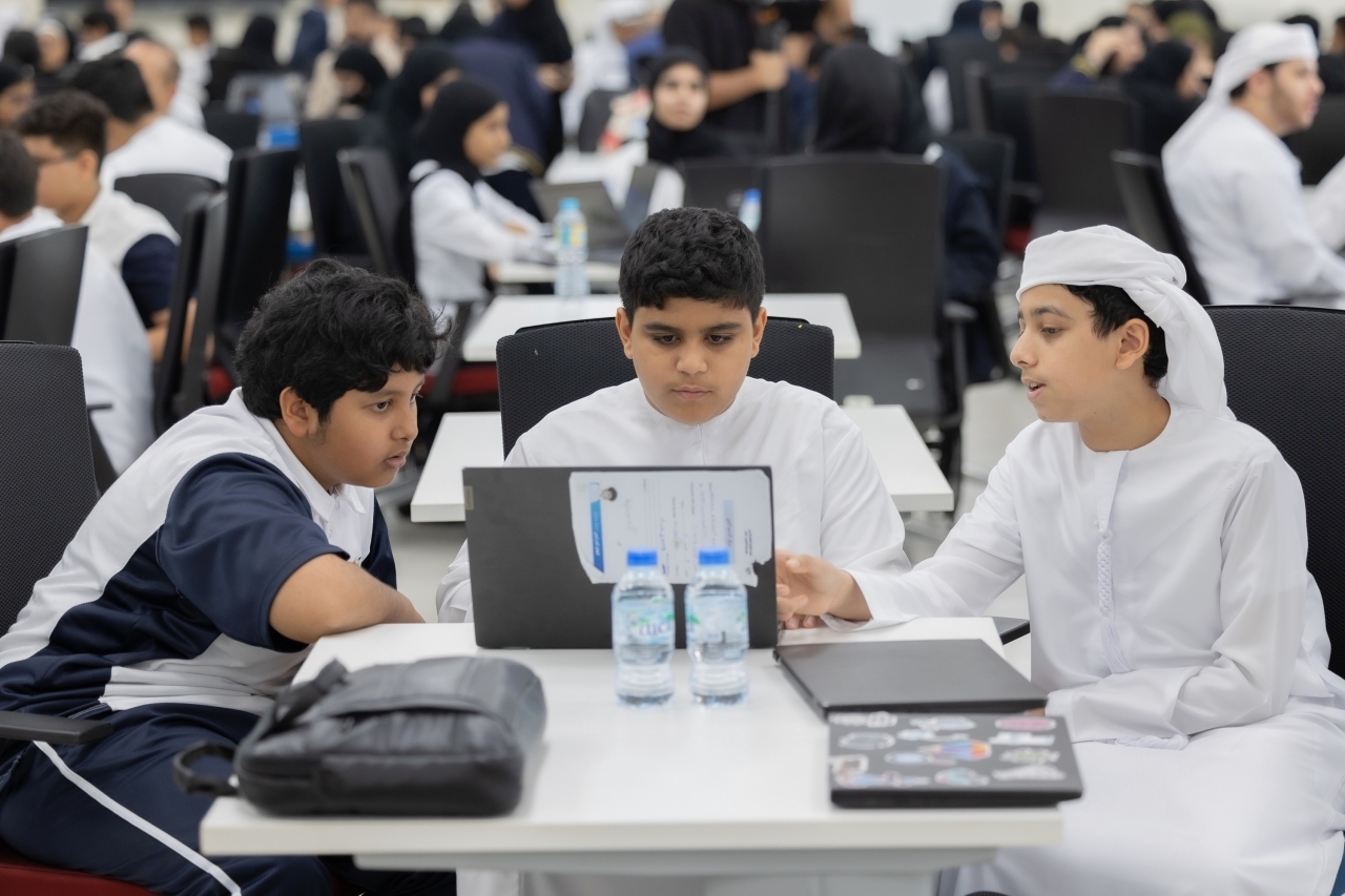 "طلبة يشاركون في فعاليات نسخة سابقة من يوم الإمارات للبرمجة - من المصدر"