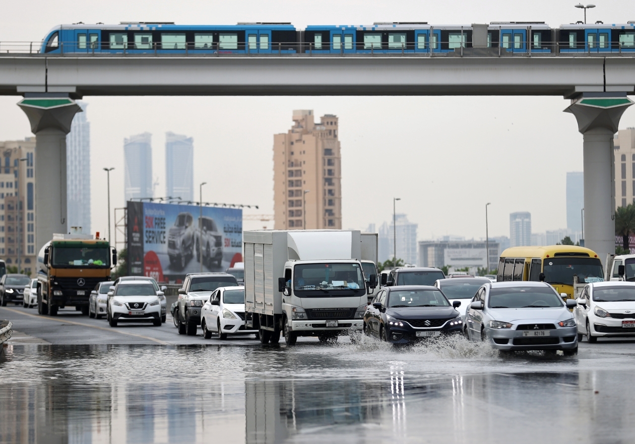 "القيادة بحذر وانتباه مطلوبة وقت هطول المطر وتجمع المياه"