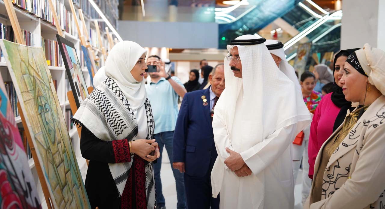 "محمد المر خلال جولة في المعرض الفني"