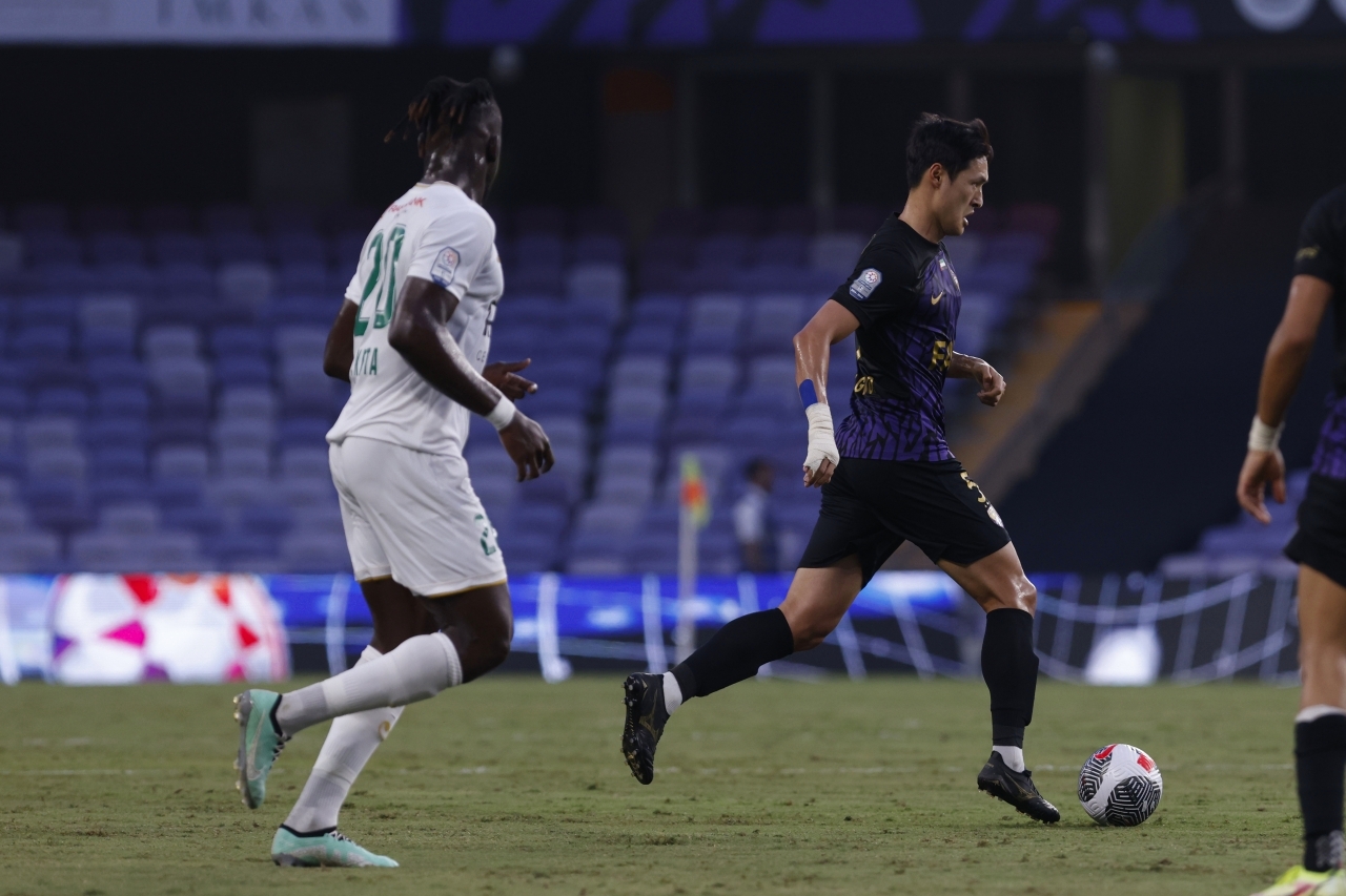 "العين تغلب على فريق الإمارات واستعاد القمة | تصوير: .سيف الكعبي"