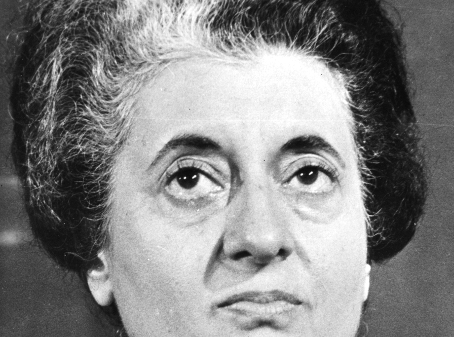"1984 اغتيال رئيسة وزراء الهند أنديرا غاندي وكانت ثاني امرأة تشغل منصب رئاسة الوزارة في العالم."
