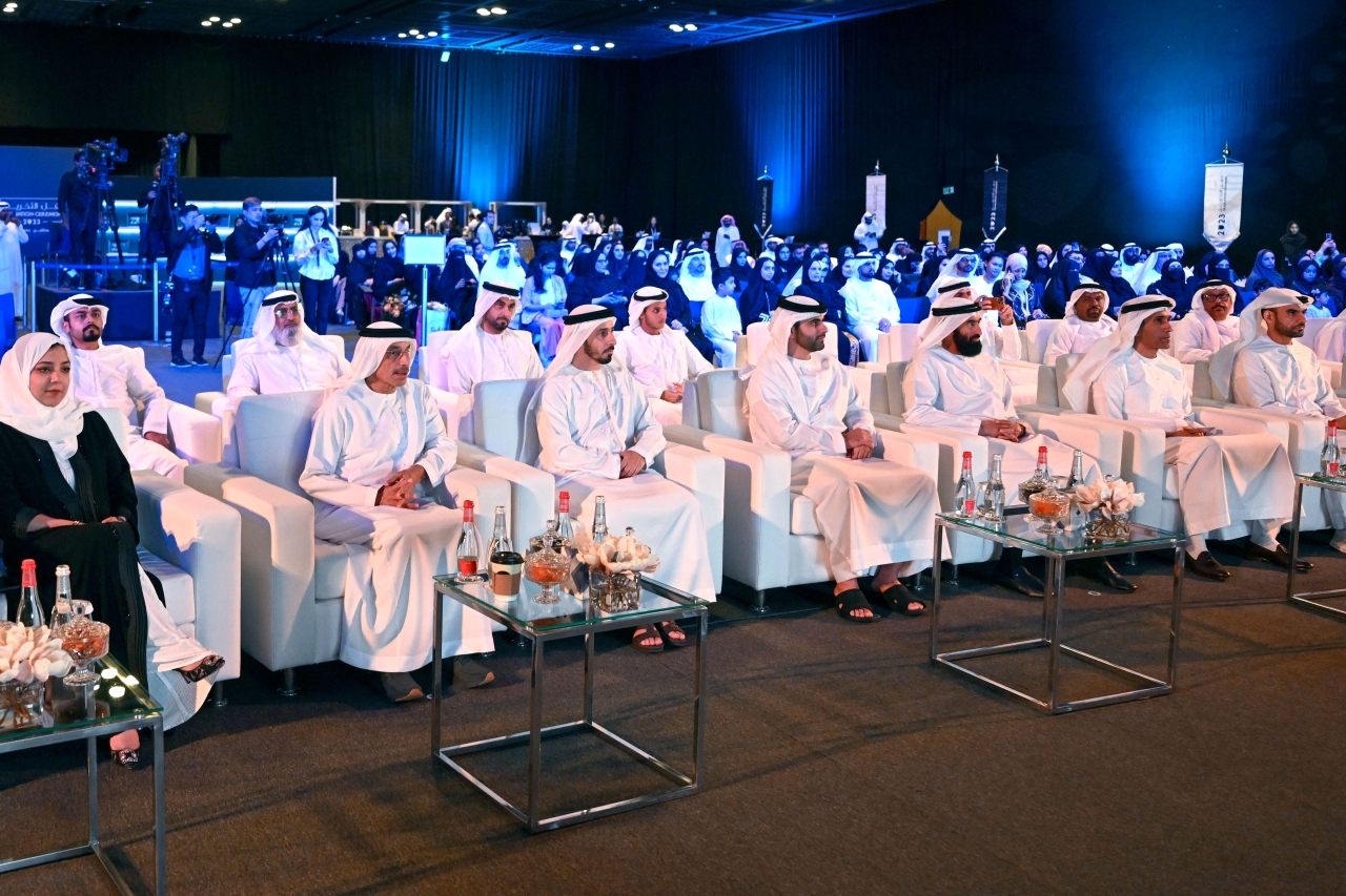 "منصور بن محمد لدى حضوره حفل التخريج بحضورعبدالله البسطي وعبدالله الفلاسي وعلي المري وطيب كمالي ويونس آل ناصر"