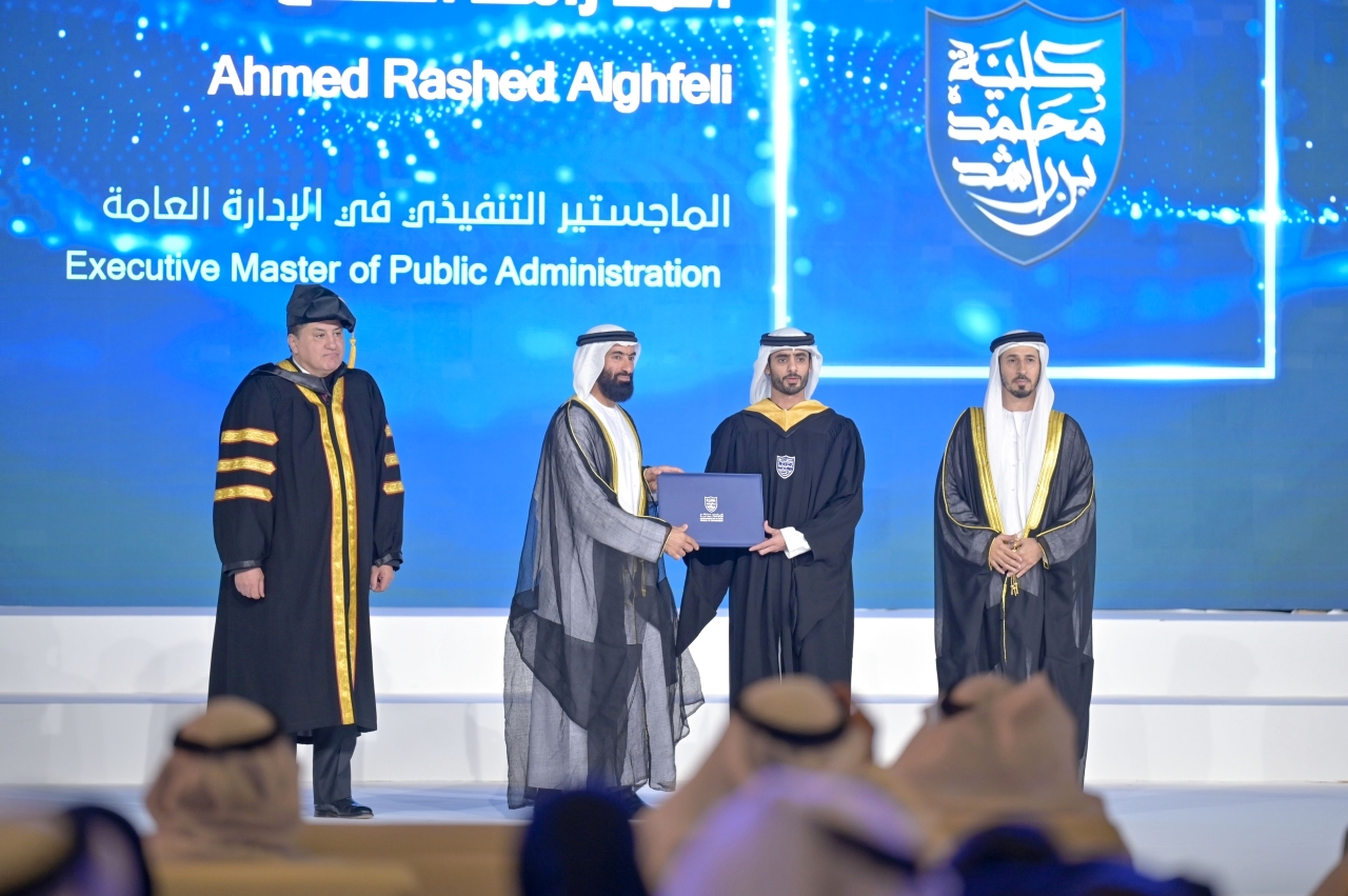 "عبد الله الفلاسي خلال تخريج أحد الطلبة بحضور علي المري"